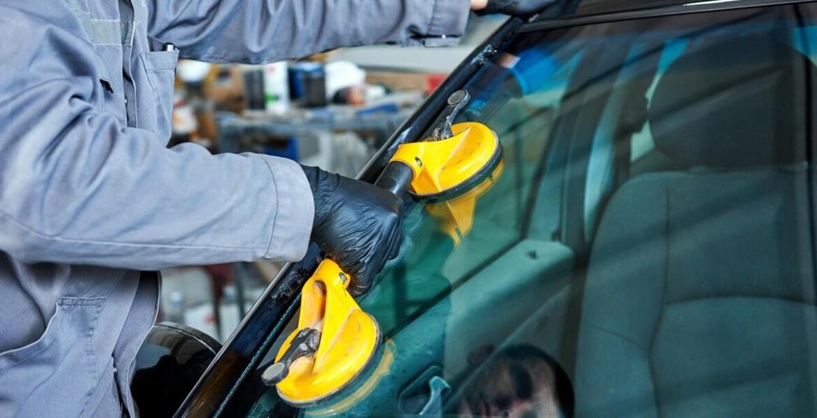 Jak wygląda proces wymiany przedniej szyby z kalibracją systemów wspomagania?