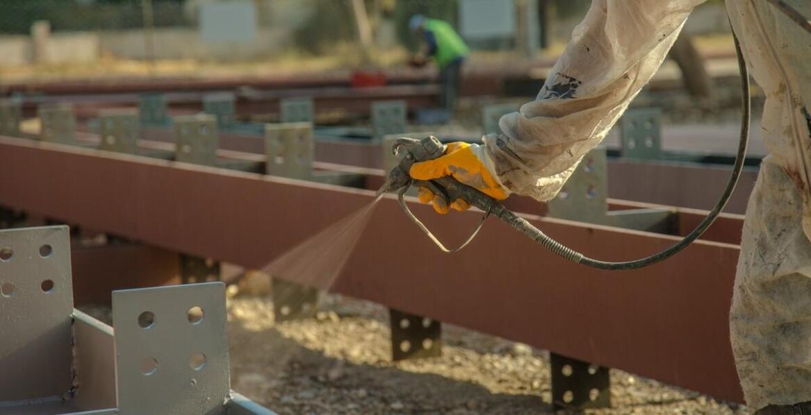 Natryskowa metalizacja a redukcja kosztów konserwacji stalowych konstrukcji