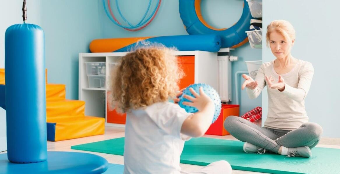 Jakie są techniki masażu stosowane przez dziecięcych fizjoterapeutów?