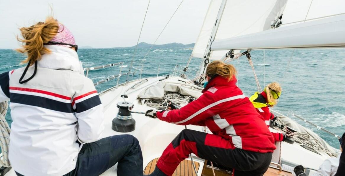 Kurs sternika motorowodnego: intensywność praktyki i teorii w równowadze