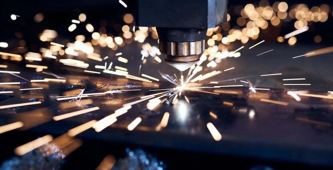 Zastosowanie technologii CNC w laserowym wycinaniu stali – precyzja i kontrola