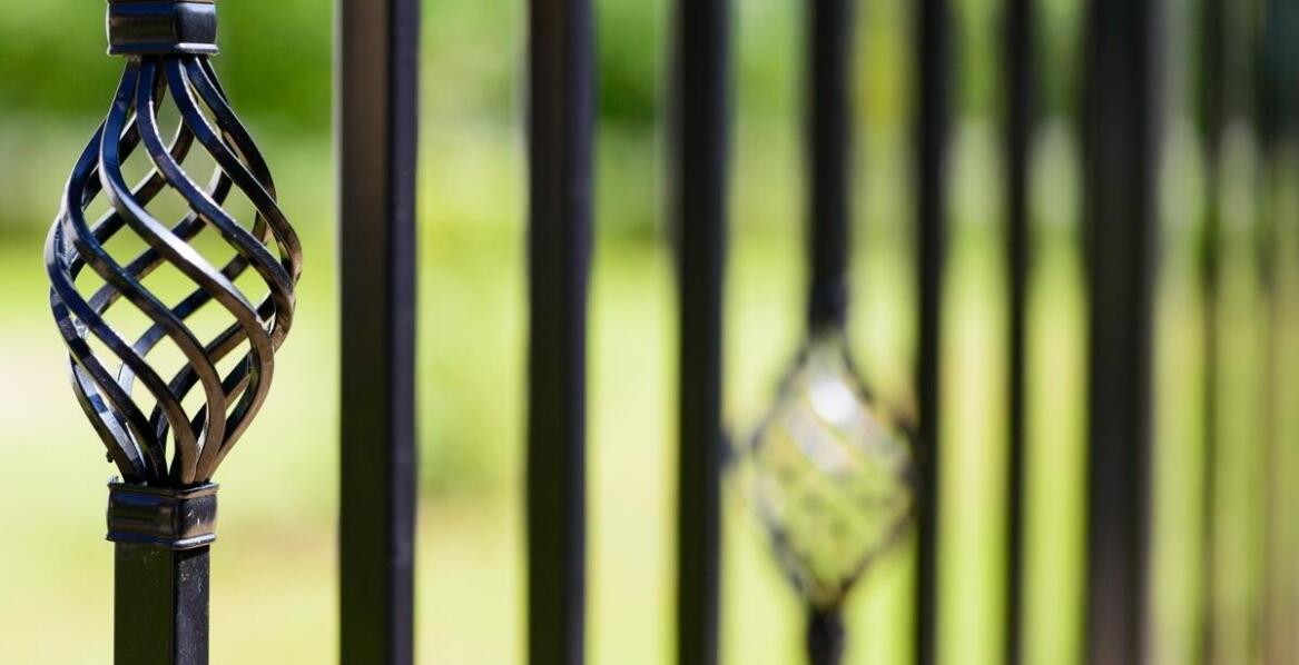 Ocynkowane kraty w nowoczesnych systemach ogrodzeniowych