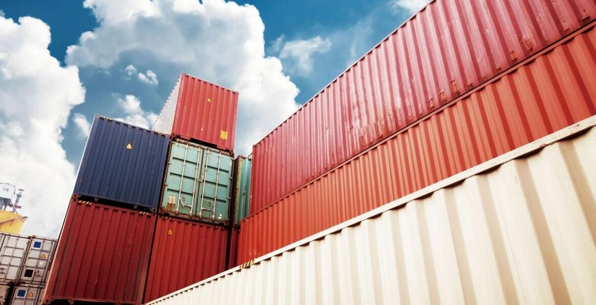 Was sind die wichtigsten Eigenschaften von Abrollcontainern im Transport?