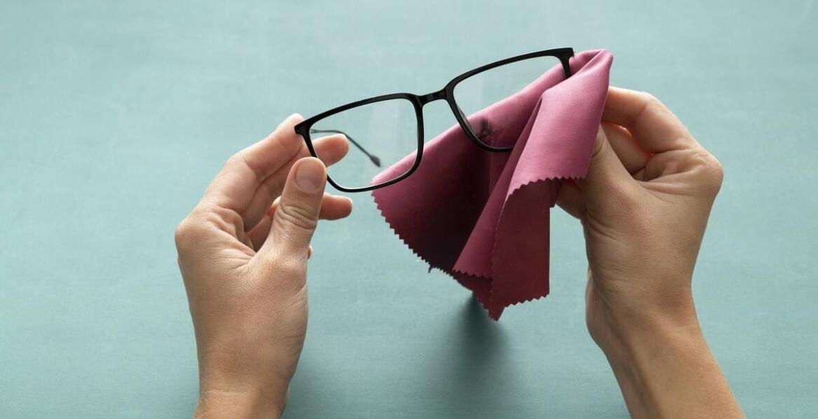 Jakie akcesoria wspomagają pielęgnację progresywnych męskich okularów?