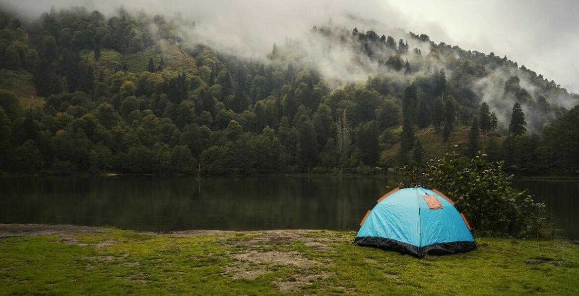 Jak pole namiotowe w województwie świętokrzyskim promuje ekoturystykę?