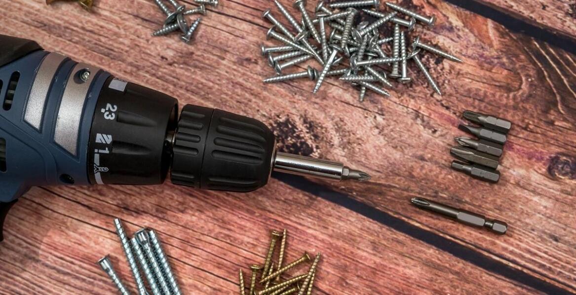 Akcesoria montażowe do ogrodzeniowych paneli – co warto wiedzieć?