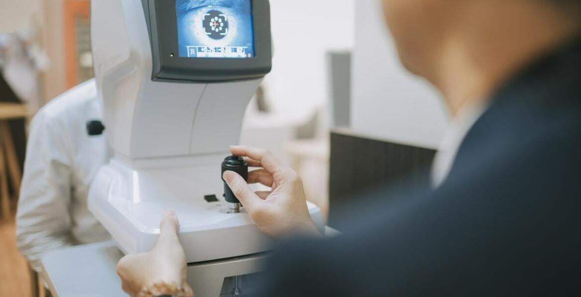 Jakie czynniki optometrysta bierze pod uwagę przy doborze soczewek?