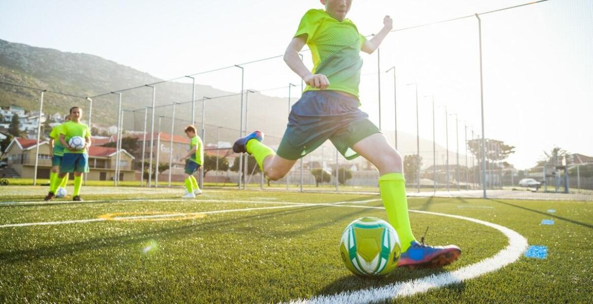 Jak dmuchane piłkarskie boisko może wzbogacić ofertę sportowych imprez?