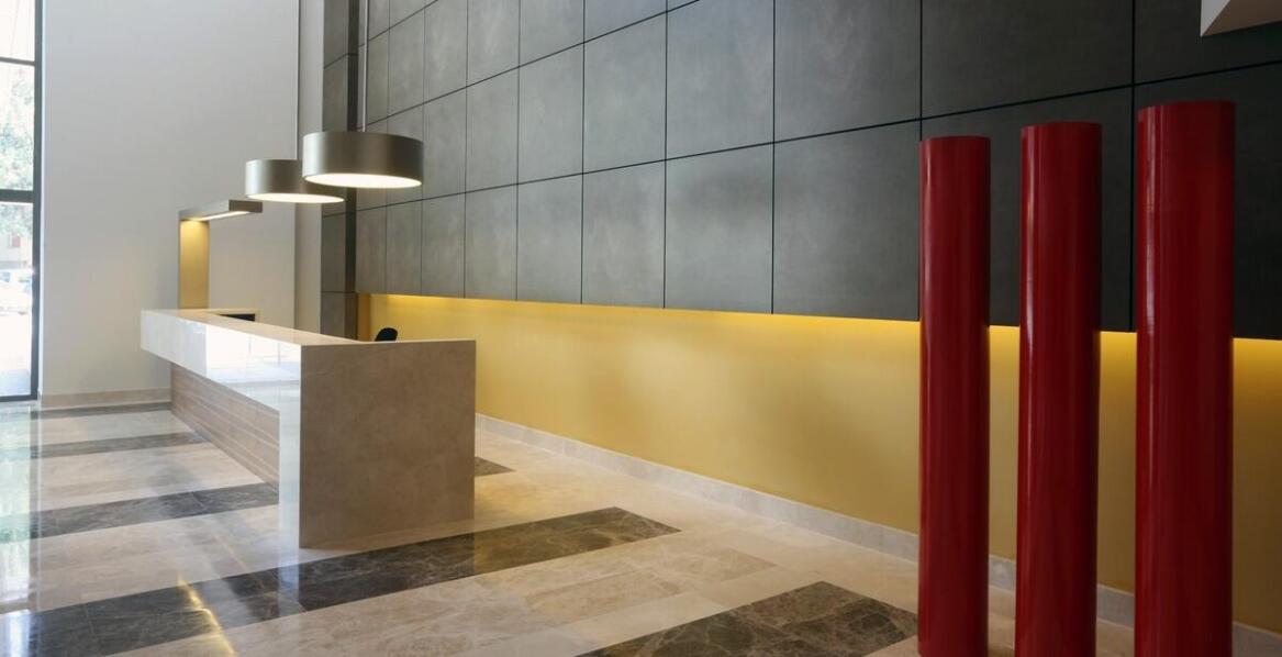 Gres techniczny – jak układanie jego wpływa na estetykę przestrzeni przemysłowych?