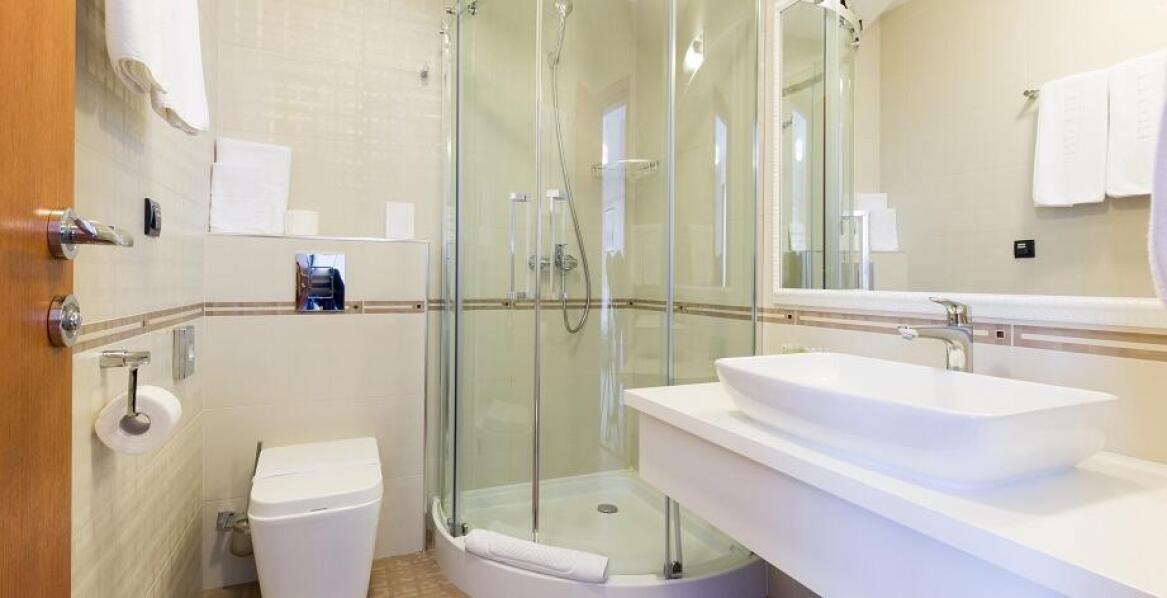 Jak dopasować kabinę prysznicową na wymiar do stylu w łazience?