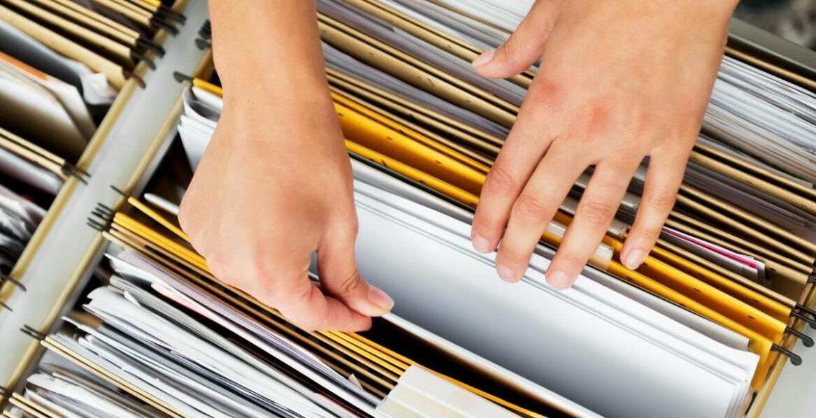 Jakie są korzyści z prowadzenia osobowych akt przez specjalistów?