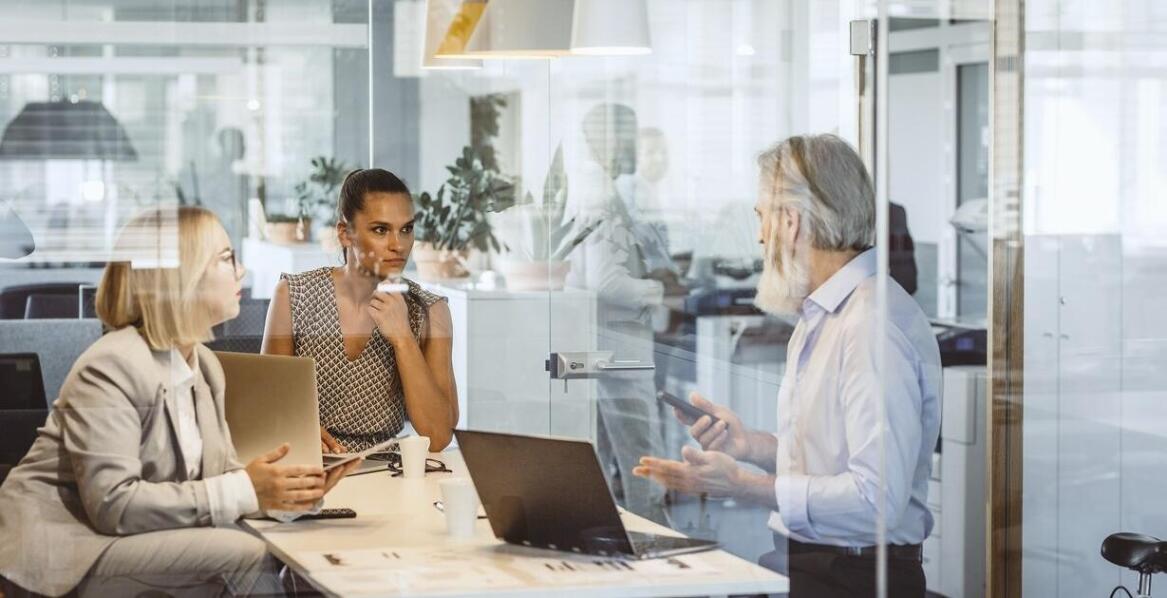 Jak doświadczeni agenci mogą pomóc przy zakupie mieszkań do remontu?