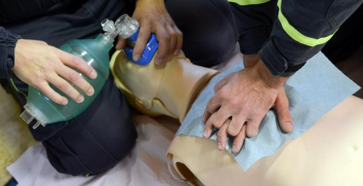 Jak resuscytacyjne kursy wspierają przygotowanie do stanów krytycznych?