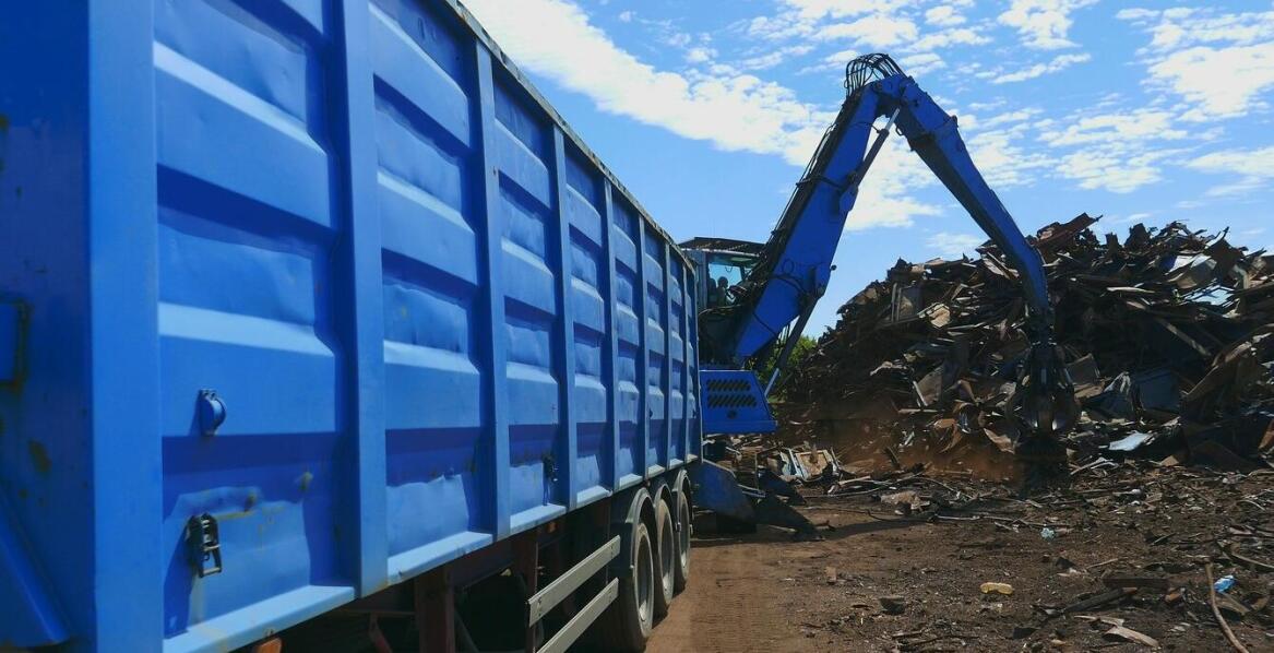 Wie passt man einen Abrollcontainer mit Bordwand an die spezifischen Bedürfnisse des Kunden an?