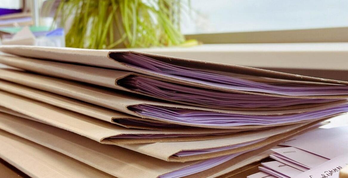 Dlaczego warto inwestować w koperty z szerokim dnem w biznesie?