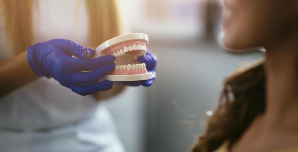 Współpraca ortodonty i stomatologicznego chirurga – co to oznacza dla pacjenta?