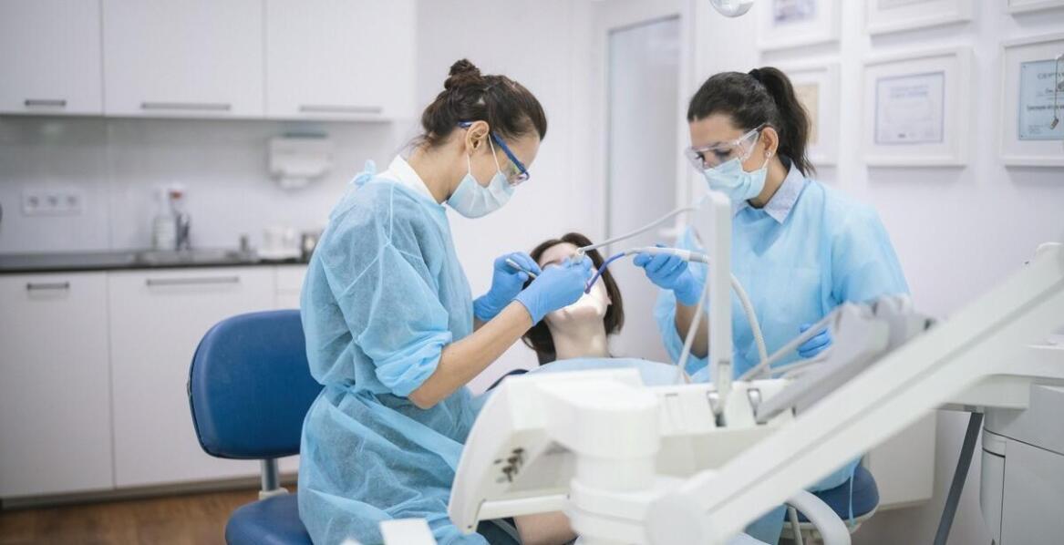 Jak nowoczesny sprzęt wpływa na skuteczność stomatologicznego leczenia?