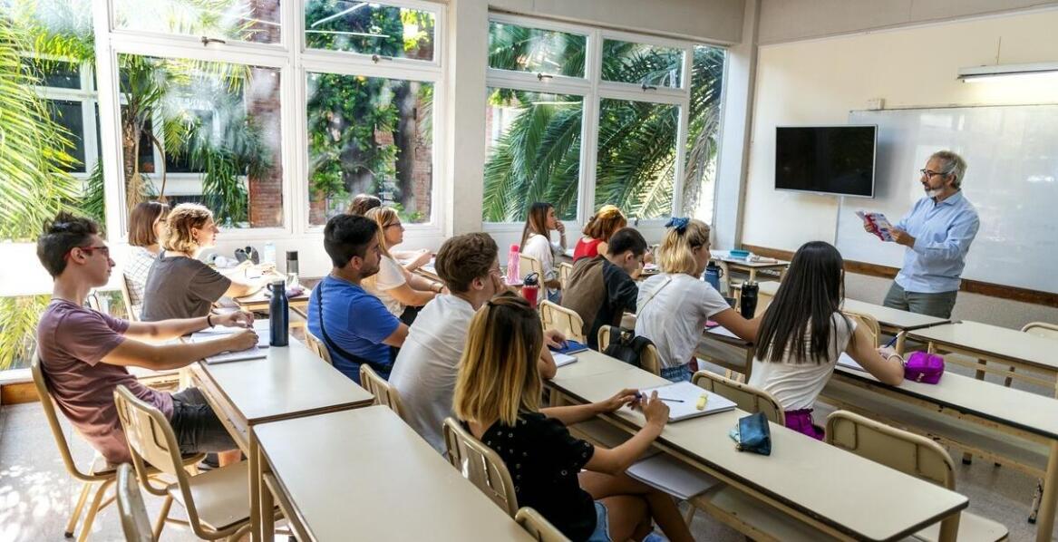 Jak kursy maturalne z obcych języków mogą wpływać na rozwój komunikacyjnych umiejętności?