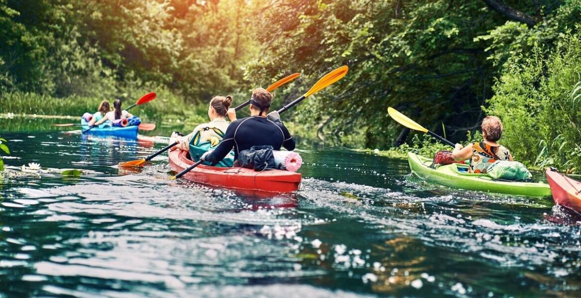 Wypożyczalnia sprzętu wodnego – co oferujemy klientom i jak zapewniamy bezpieczeństwo?