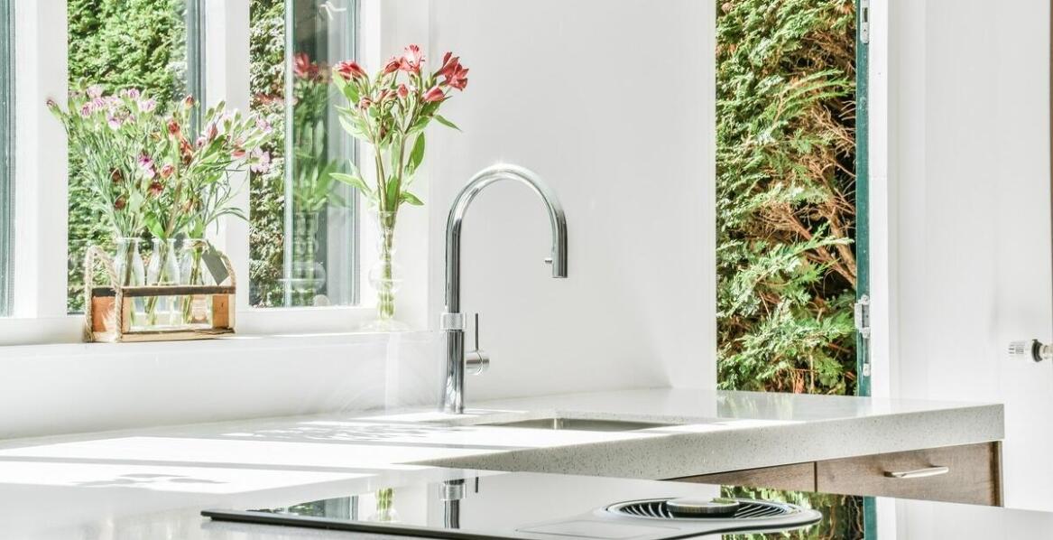 Jak dystrybutory gazowanej wody wspierają oszczędność plastiku w biurach?