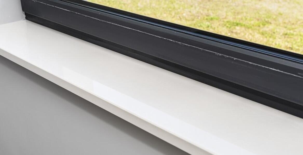 Ciepły parapet a tradycyjne rozwiązania – co wybrać?