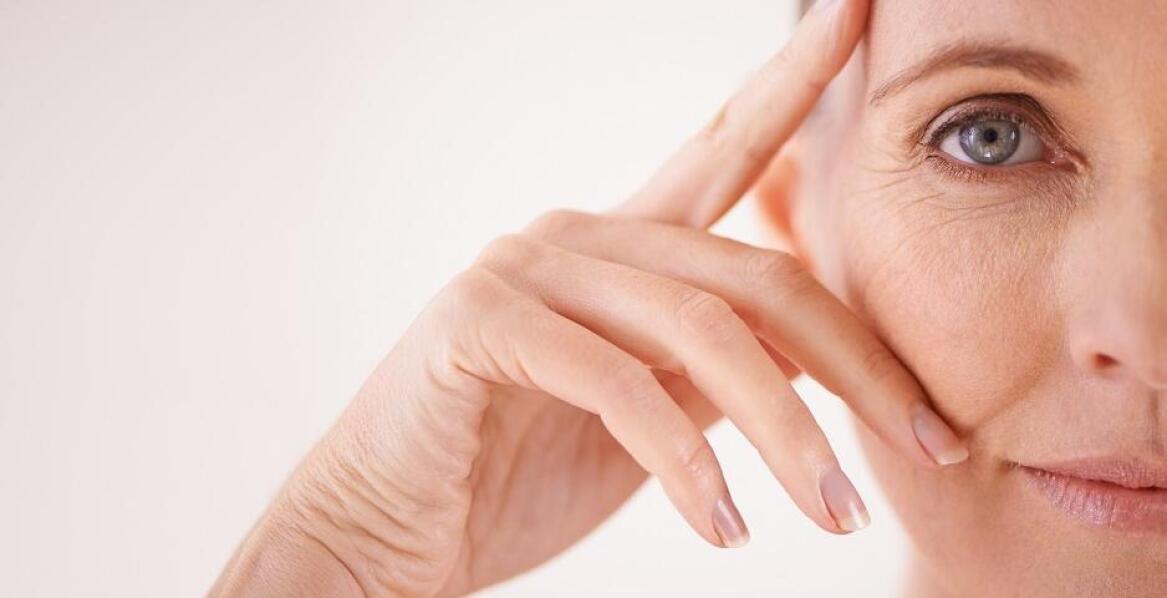 Laserowe usuwanie zmarszczek a inne metody odmładzania: co oferuje estetyczna medycyna?