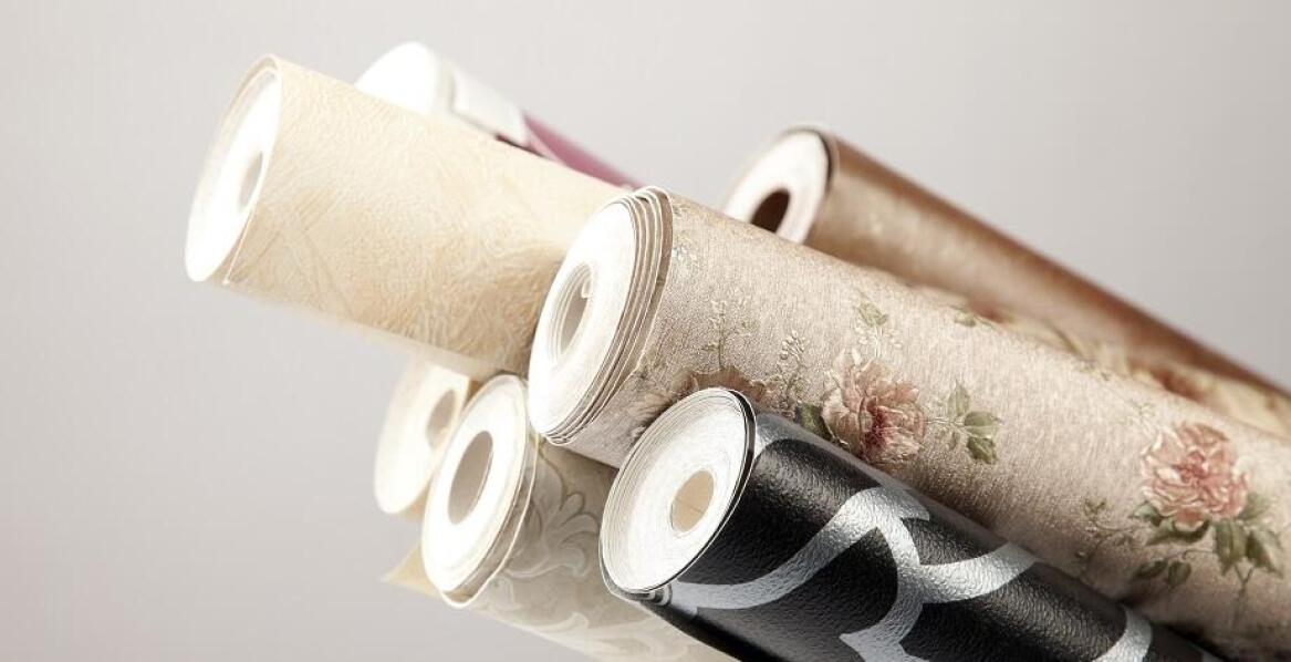 Winylowe czy papierowe tapety do sypialni – co jest bardziej praktyczne?