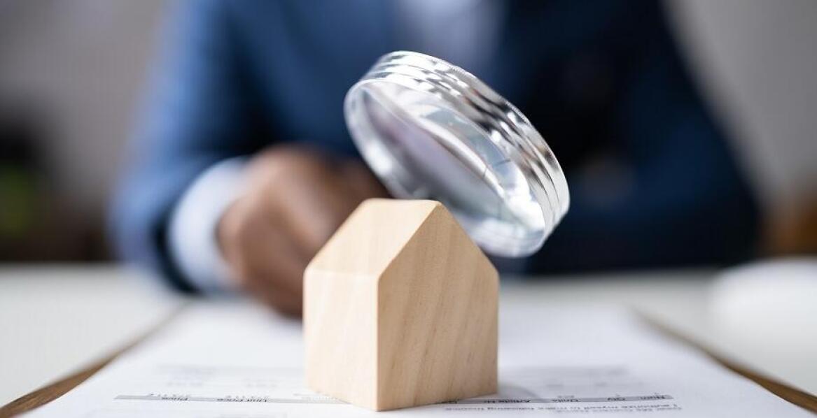 Jakie są kluczowe aspekty współpracy z majątkowym rzeczoznawcą przy zakupie domu?