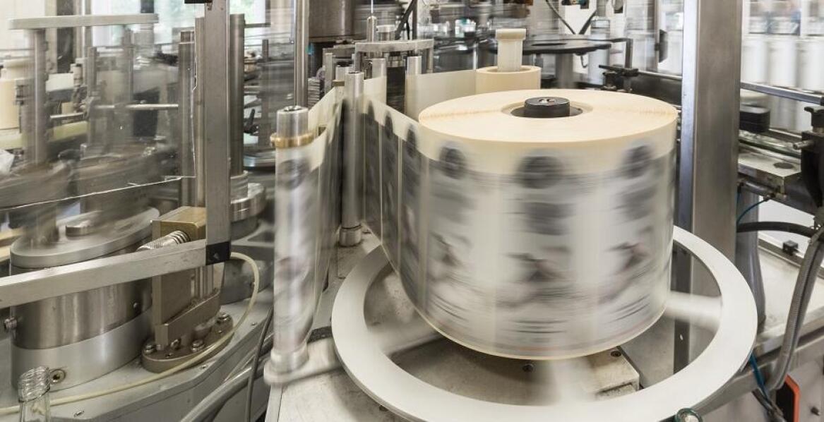 Jakie możliwości daje personalizacja etykiet na folii przezroczystej?