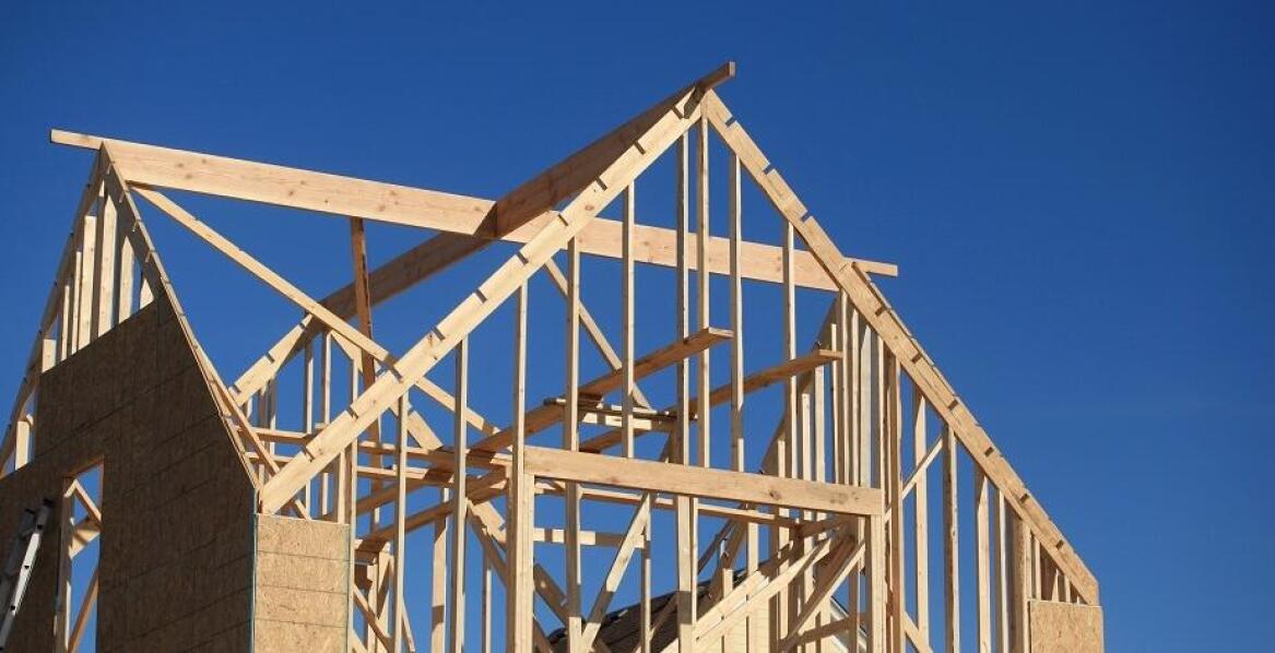 Jakie są różnice w kosztach eksploatacji między tanimi szkieletowymi domami a murowanymi?