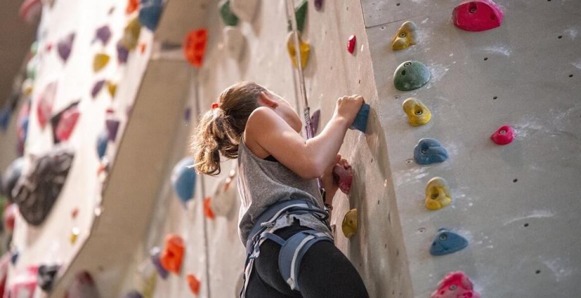 Jakie umiejętności interpersonalne rozwija kurs dla instruktora wspinaczki skalnej?