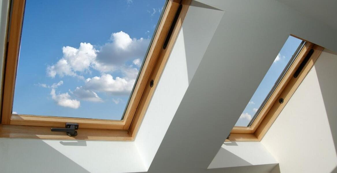 Innowacyjne dachowe świetliki i wyłazy – zastosowanie i korzyści