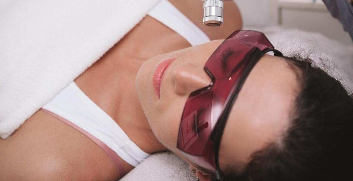 W jaki sposób laseroterapia wspiera proces redukcji zmarszczek?