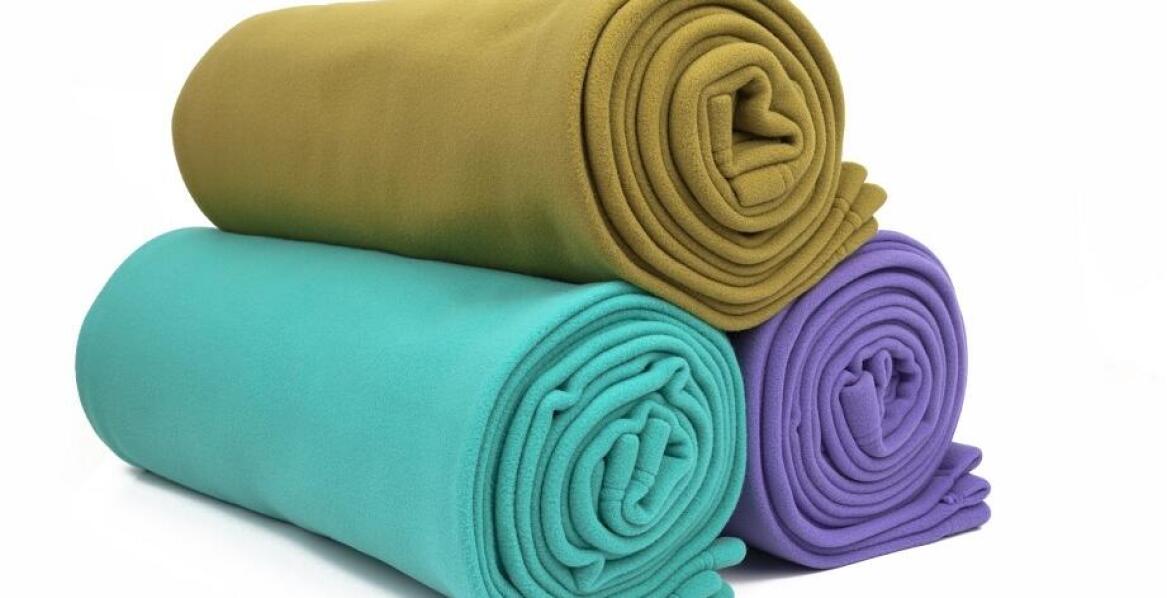 Kolorowe polarowe koce jako dekoracyjny element w pokoju dziecięcym