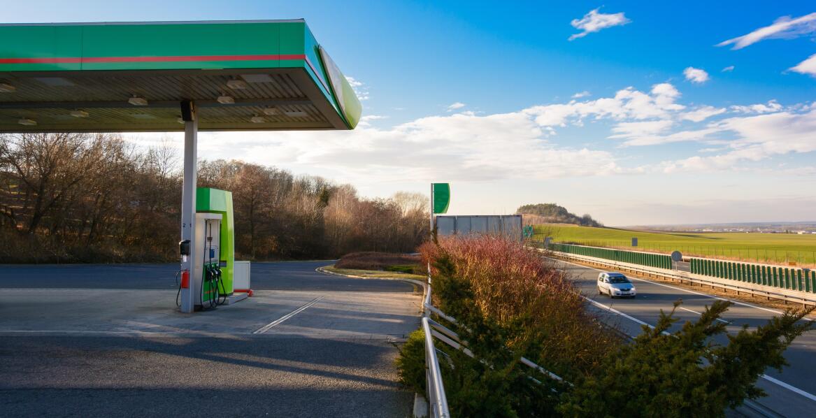 Przewodnik po stacjach paliw z udogodnieniami na autostradzie A