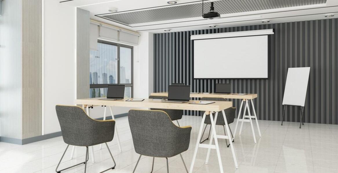 Przewodnik po wyposażeniu szkoleniowych sal – na co zwrócić uwagę przed wynajmem?