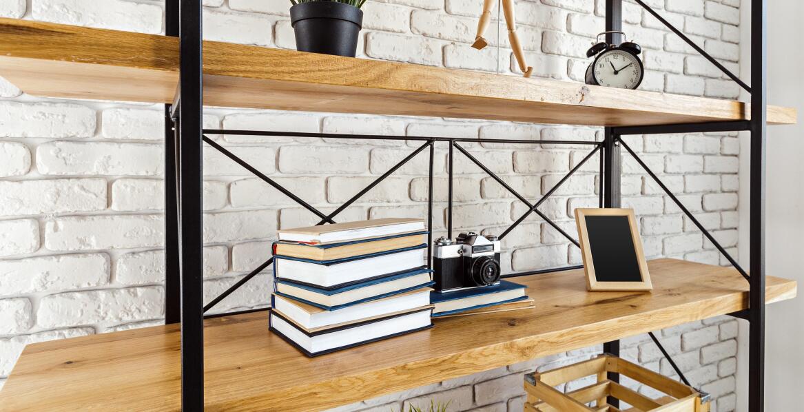 Dlaczego warto inwestować w drewniane modułowe półki?