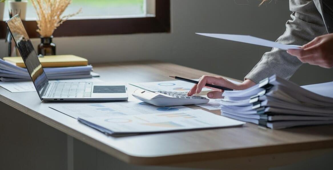 Co obejmują usługi biura rachunkowego w ramach kadr i płac dla małych firm?