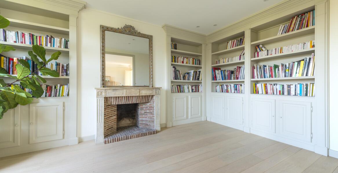 Jakie rodzaje drewnianych regałów do książek wybrać do nowoczesnego wnętrza?