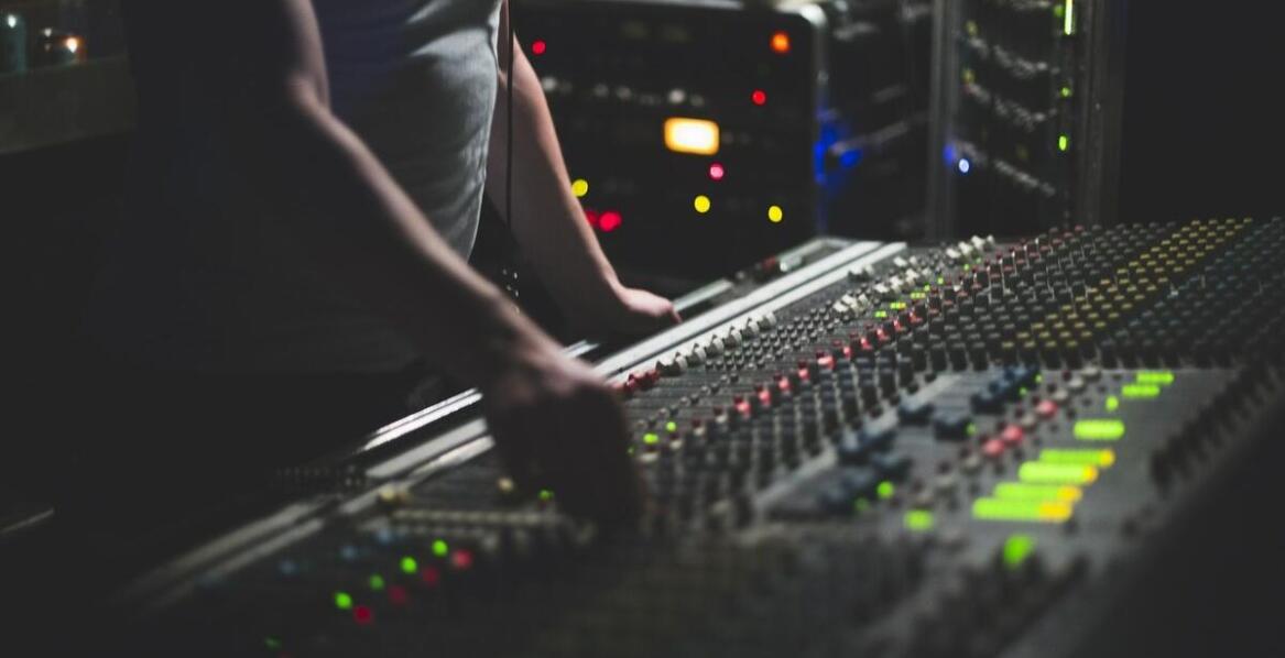 Wykorzystanie głosów z banku w tworzeniu spotów reklamowych