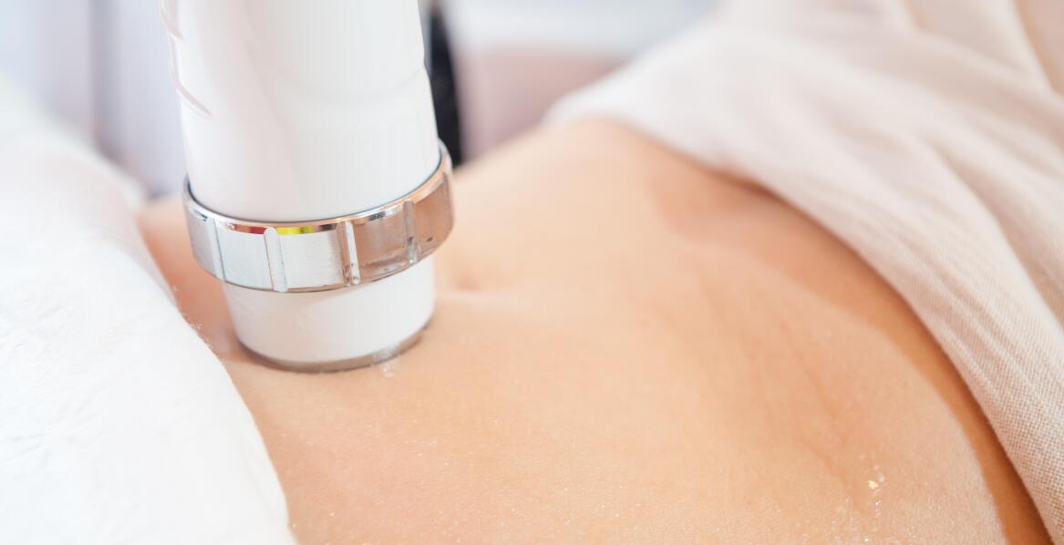 Dlaczego kobiety wybierają iniekcyjną lipolizę do modelowania bioder?