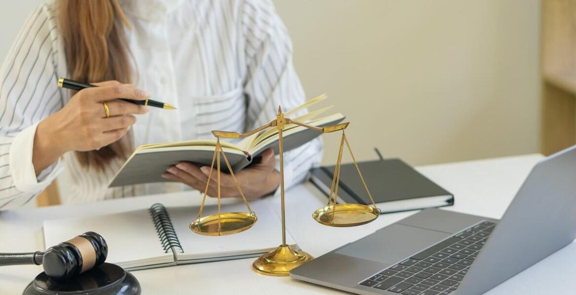 Jakie są zalety korzystania z pomocy prawnej online przy dochodzeniu roszczeń?