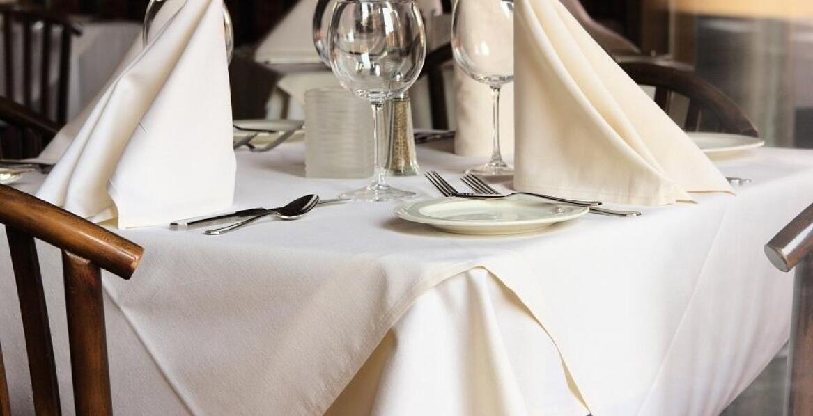 Jakie rozmiary gastronomicznych obrusów najlepiej sprawdzają się w restauracjach?