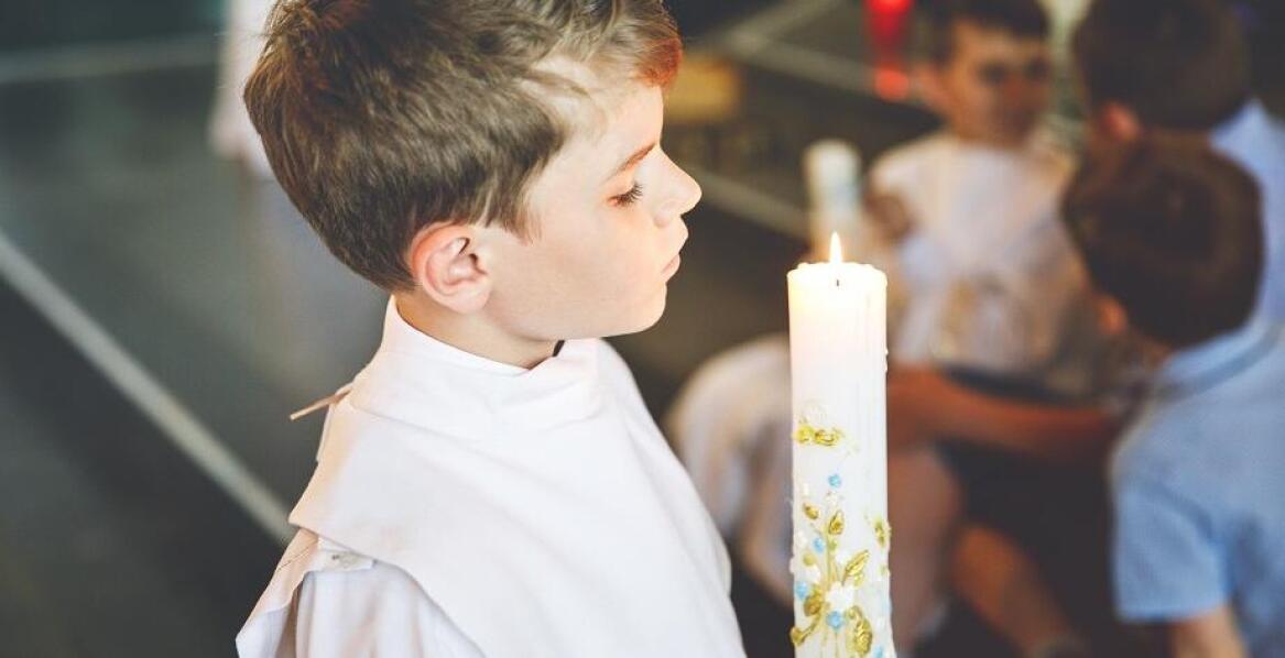 Personalizacja ozdób na świecę komunijną: wyjątkowy akcent