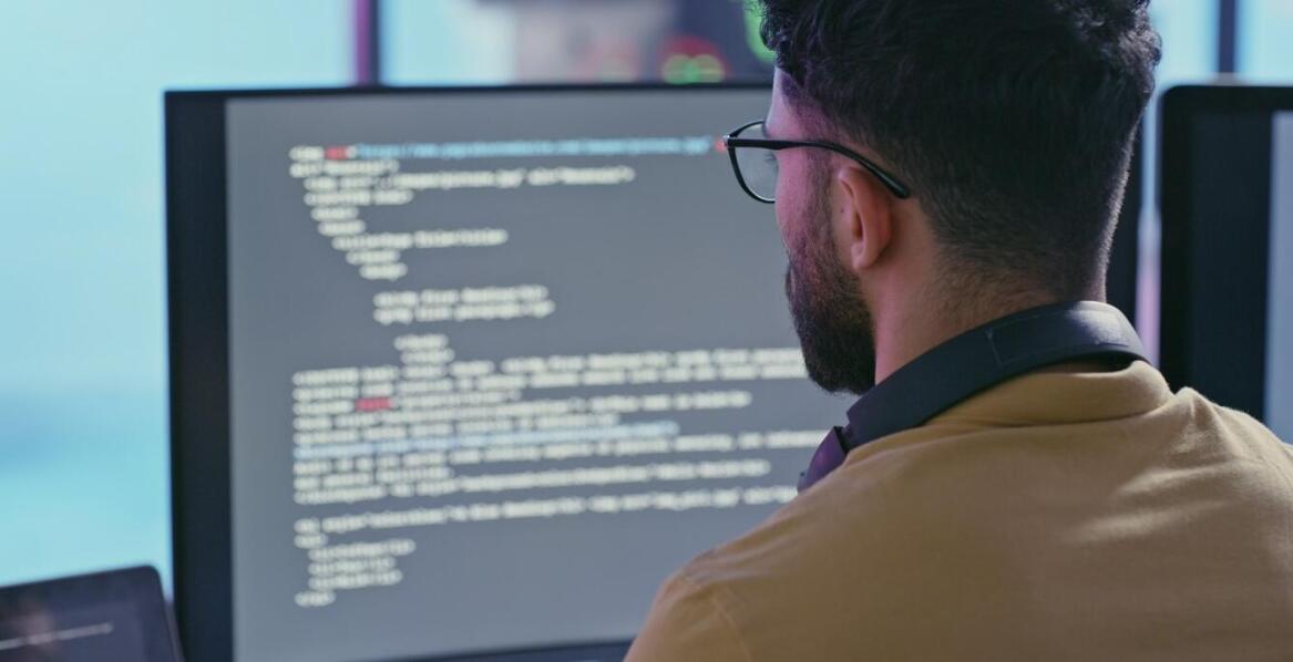 Jakie znaczenie ma tworzenie oprogramowania na zamówienie w automatyzacji procesów produkcyjnych?