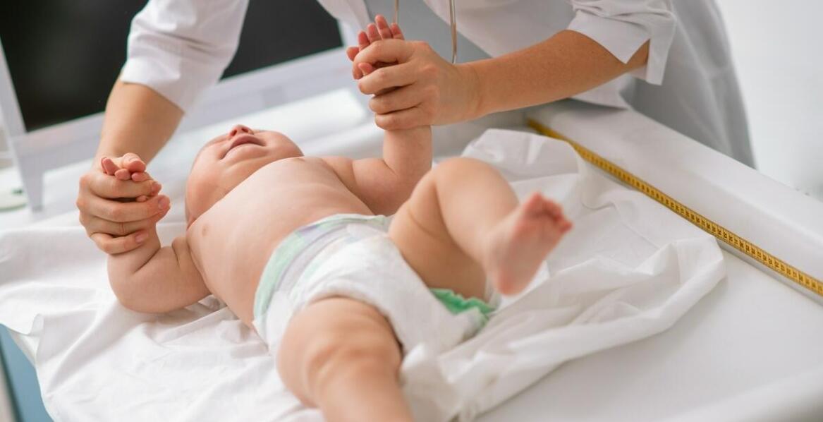 Jakie wyposażenie do kąpieli niemowlaka warto zamówić w internecie?