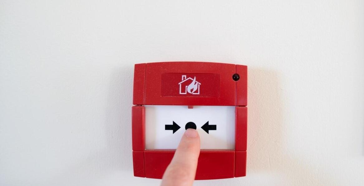 Jakie funkcje pełnią ręczne pożarowe ostrzegacze w systemach bezpieczeństwa?