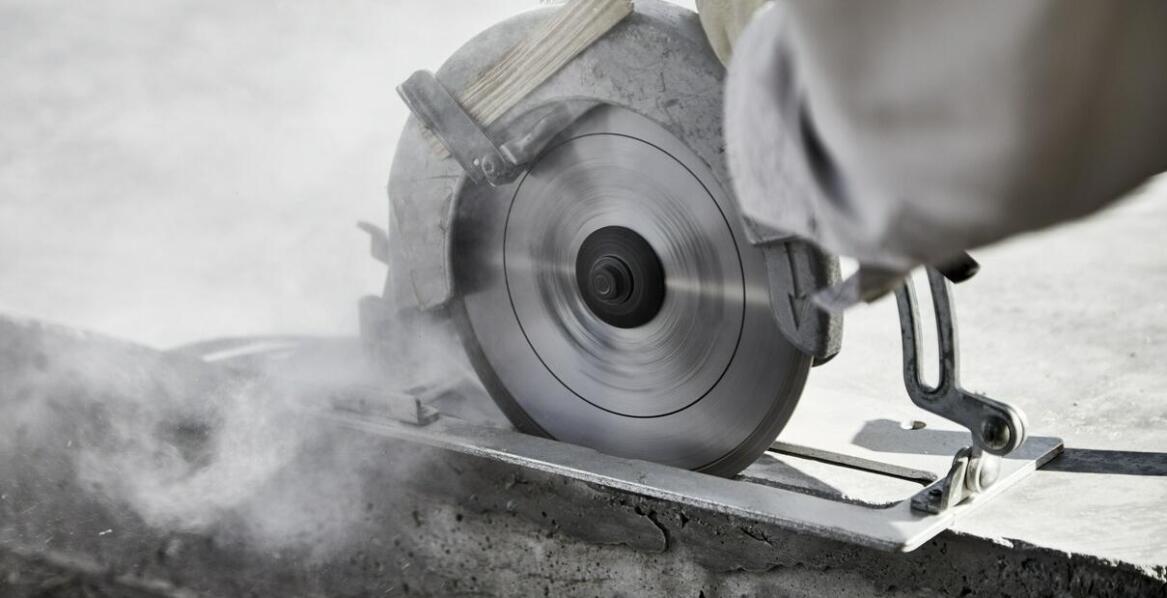 Jakie są korzyści z minimalizacji drgań przy cięciu żelbetu?