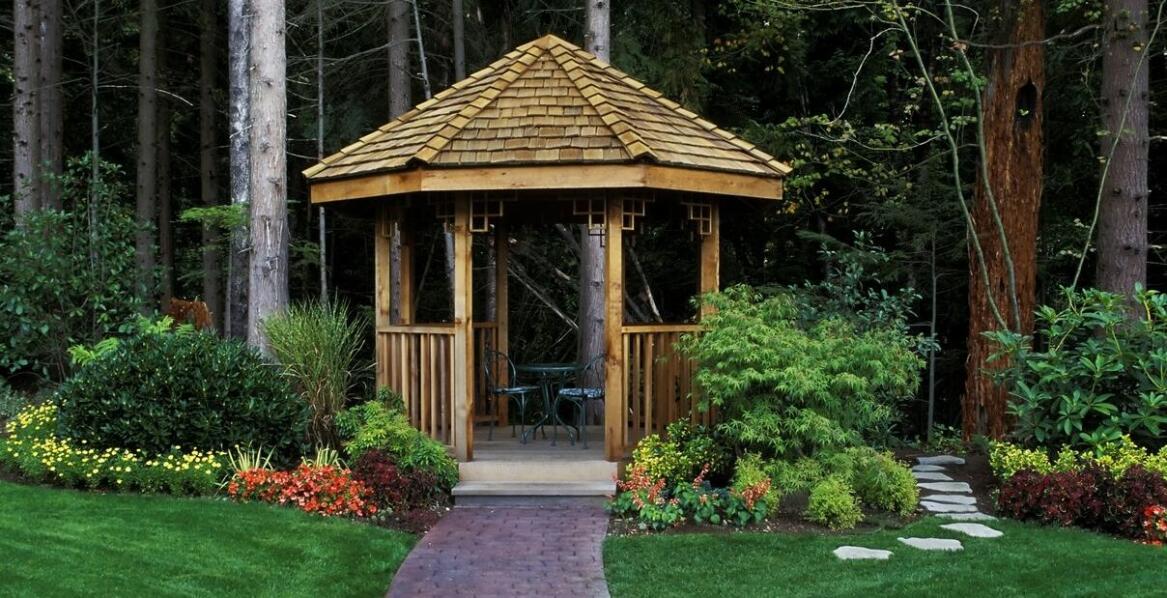 Jakie korzyści niesie organizacja spotkań w chatce grillowej podczas wyjazdu?