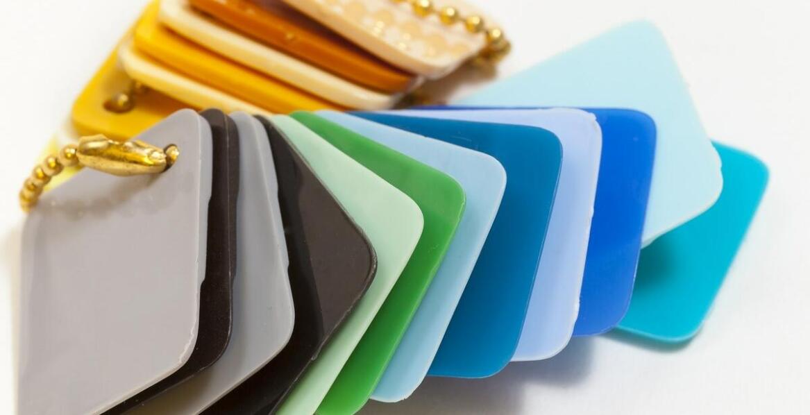 Jakie materiały najlepiej nadają się do produkcji reklamowych kasetonów?